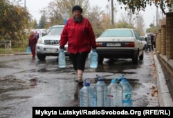 Торецьк постійно переживає періоди відключення води. Водовід сюди йде з окупованої території і регулярно пошкоджується обстрілами