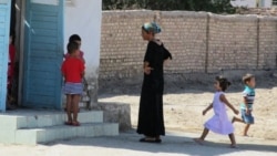 Diňle: Ene-atalar çagalar baglaryndaky ‘zorlukdan’ nägile bolýar