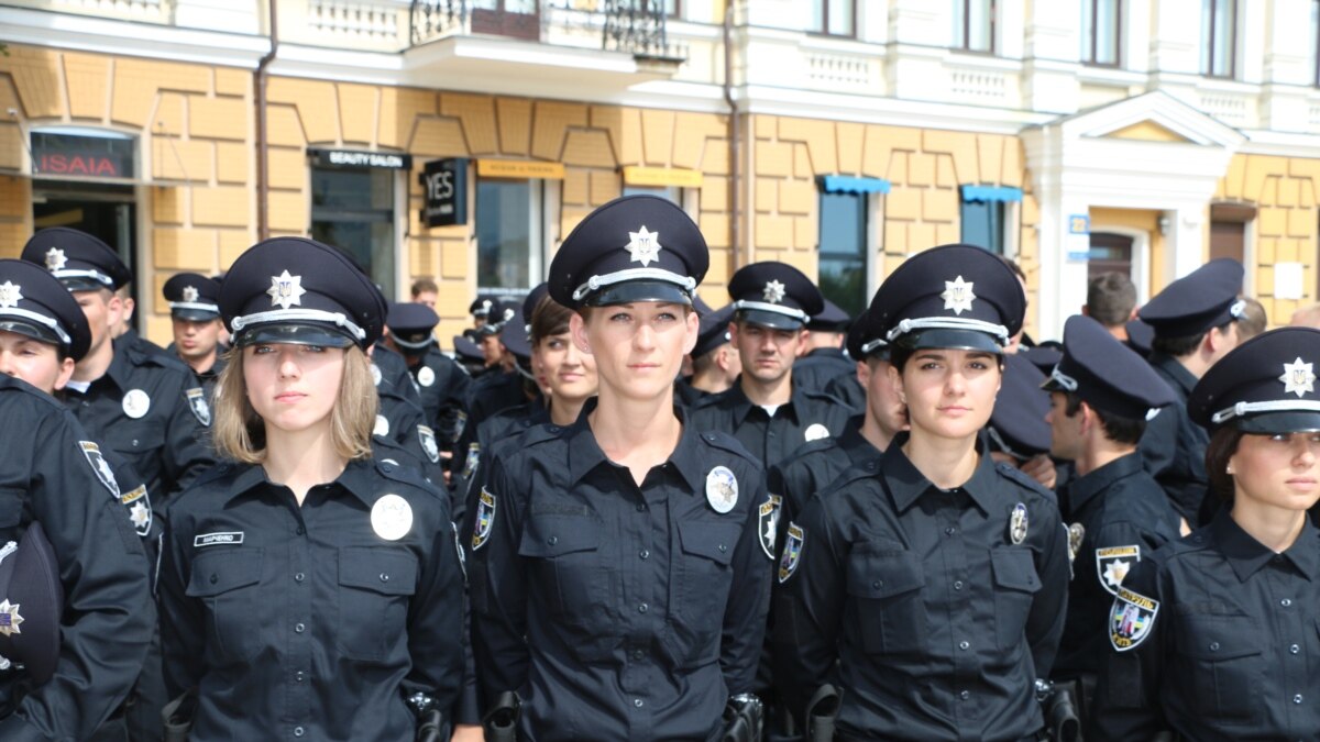 Новой полиции. Форма украинской полиции. Новая полиция. Украинские женщины полицейские. Украинская Полицейская форма.