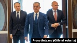 Лидеры Демпартии - председатель Влад Плахотнюк (в центре) и вице-председатели Андриан Канду и Павел Филип
