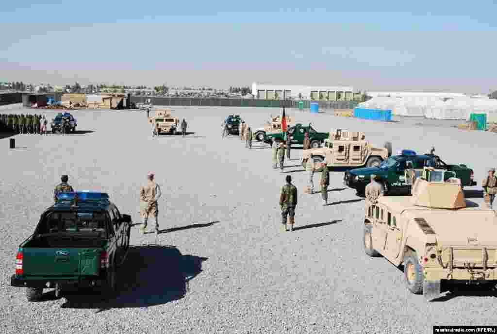 د افغان ملي اردو سربازان په کندهار کې&nbsp;د هوايي عملیاتو د تیارۍ پر مهال
