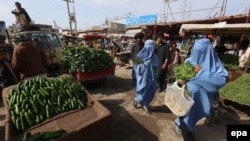 زنان در حال خریداری در یک بازار محلی در غرب افغانستان، عکس از آرشیف