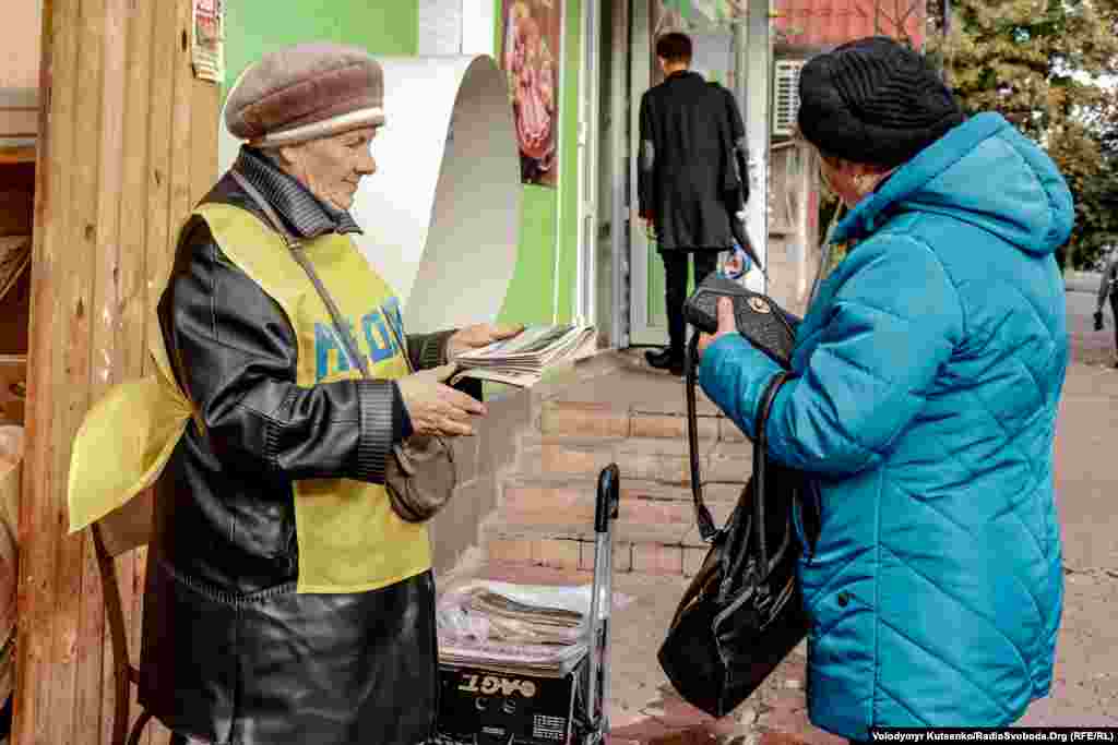 На вулицях Глухова, біля аптек і магазинів завжди можна зустріти місцевих бабусь, які продають у роздріб свіжу регіональну пресу. Здебільшого так продають обласні інформаційні газети &laquo;Неделя&raquo; та &laquo;Кур&rsquo;єр&raquo;. Вартість будь-якої газети становить 5 гривень. За словами продавчині, від кожної проданої газети вона отримує 50 копійок чистого прибутку 