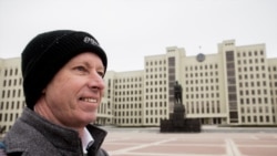 Дэйвід Марплз насупраць Дома ўраду ў Менску, 2017 год