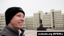 Дэйвід Марплз насупраць Дома ўраду ў Менску, 2017 год