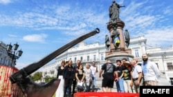 Акция в Одессе с требованием демонтировать монумент