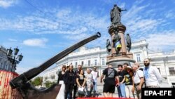 Під час акції в Одесі з вимогою демонтувати пам’ятник так званим «засновникам Одеси» російській імператриці Катерині ІІ та її соратникам. Одеса, 2 вересня 2022 року