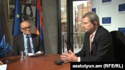 Директор армянской службы Радио Свобода (Радио Азатутюн) Грайр Тамразян беседует с комиссаром ЕС Йоханнесом Ханом, Ереван, 18 марта 2015 г. 