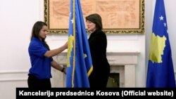 Predsednica Kosova Atifete Jahjaga je pred polazak na Evropske igre predala kosovsku zastavu Olimpijskom komitetu Kosova, odnosno, Majljindi Keljmendi