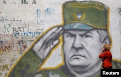 Портрет Ратко Младича на стене дома в пригороде Белграда. 2017 год