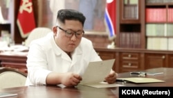 رهبر کره شمالی در تصویری از ژوئن ۲۰۱۹ در دفتر کارش دیده می‌شود در حالی که مشغول خواندن نامه‌ای از دونالد ترامپ است