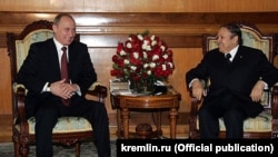Владимир Путин и Абдельазиз Бутефлика на переговорах в Москве после подписания оружейного контракта, март 2006 года