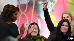 Michelle Obama duke i duartrokitur këngëtares së njohur ukrainase Ruslana gjatë marrjes së çmimit