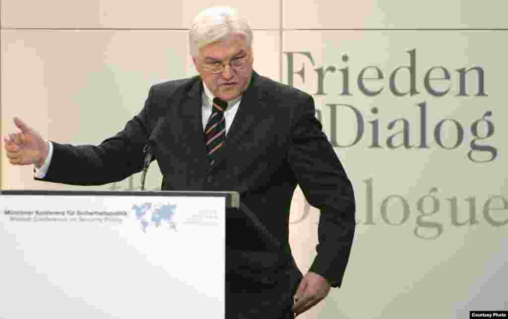فرانک والتر اشتاین مایر، وزیر خارجه آلمان سخنران پیش از علی لاریجانی بود.