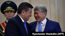Сооронбай Жээнбеков в день принесения присяги и Алмазбек Атамбаев. Бишкек, 24 ноября 2017 года.