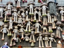 Стена кукол, посвященная жертвам фемицида, Милан