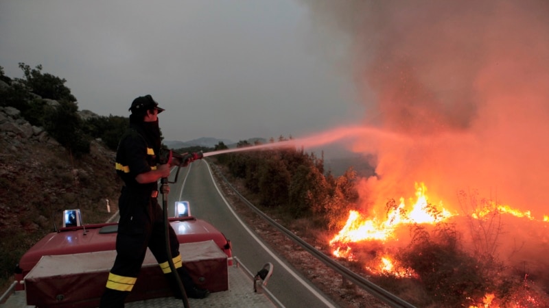 Požar na Pelješcu aktivan, ali je situacija bolja