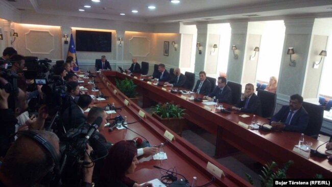Takimi i shefave të grupeve parlamentare me presidentin Thaçi.
