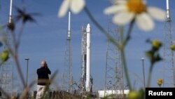 Космическая ракета Falcon 9 с грузовым судном Dragon на космодроме на мысе Канаверал во Флориде.