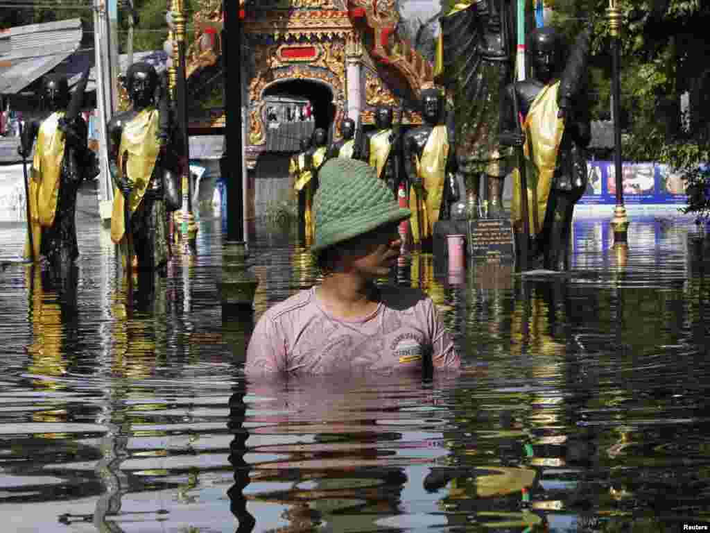 Tajland - Katastrofalne poplave, najgore u posljednjih 50 godina, zahvatile su Bangkok, 27.10.2011. Foto: Reuters / Sukree Sukplang 