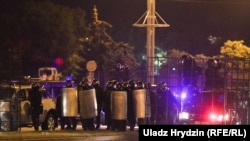 После объявления данных экзит-пола на улицы Минска и других городов вышли протестующие. В столице произошли столкновения с полицией