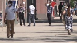 Люди на улицах Душанбе.