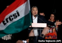 Премьер-министр Венгрии Виктор Орбан выступает перед своими сторонниками после победы на выборах. Будапешт, 8 апреля 2018 года