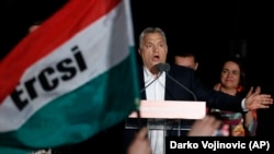 Виктор Орбан выступает перед сторонниками в Будапеште 