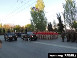 Російська техніка та школярі. Репетиція параду в Керчі, 4 травня 2019 року