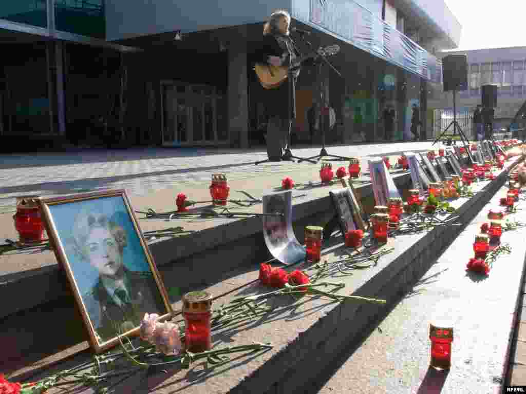 На площади состоялся концерт памяти жертв теракта.