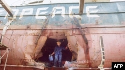 The Rainbow Warrior, dopo essere stato sabotato dai servizi segreti francesi, il 1 ° agosto 1985