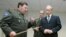 Глава Федерального агентства спецстроя генерал Николай Аброськин, начальник ГРУ генерал Валентин Корабельников и Владимир Путин у макета здания во время посещения новой штаб-квартиры ГРУ, 2006