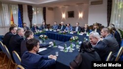 Pamje nga takimi i liderëve të partive politike në Maqedoni.