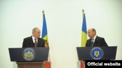 Президент Румынии Траян Бэсеску (справа) и президент Молдовы Николае Тимофти в Бухаресте, 19 марта 2014 года. 