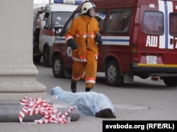 Цела загінулага каля выхаду з мэтро, 11 красавіка 2011