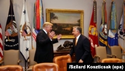 Donald Trump amerikai elnök (L) fogadja Orbán Viktor magyar miniszterelnököt a Fehér Házban 2019. május 13-án.