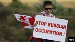 Участник протеста против "российской оккупации" Южной Осетии. Деревня Хурвалети в 60 километрах от Тбилиси
