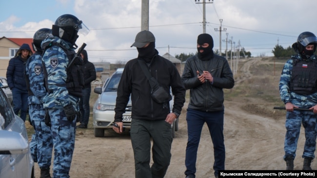 Росгвардия во время обысков в домах крымскотатарских активистов в Крыму, март 2019 года
