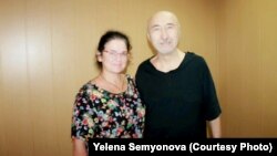 Поэт и диссидент Арон Атабек (справа), находящийся в заключении в тюрьме Павлодара, и правозащитник Елена Семенова, пришедшая навестить его в тюрьме. 26 июля 2019 года