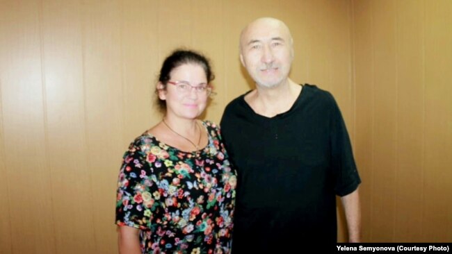 Поэт и диссидент Арон Атабек (справа), находящийся в заключении в тюрьме Павлодара, и правозащитник Елена Семенова, пришедшая навестить его в тюрьме. 26 июля 2019 года