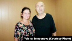 Павлодардың тергеу изоляторында отырған Арон Атабек (оң жақта) пен онымен кездесуге барған құқық қорғаушы Елена Семенова. 26 шілде 2019 жыл.