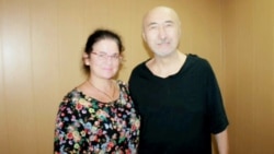 Правозащитник Елена Семенова с находящимся в заключении поэтом и диссидентом Ароном Атабеком. Павлодар, 26 июля 2019 года.