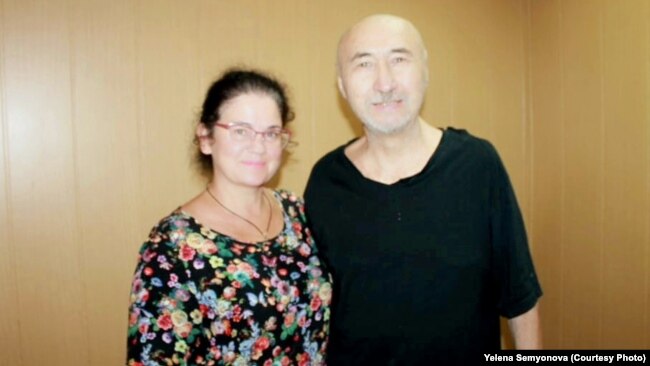Правозащитник Елена Семенова с находящимся в заключении поэтом и диссидентом Ароном Атабеком. Павлодар, 26 июля 2019 года.
