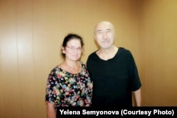 Поэт и диссидент Арон Атабек и посетившая его в СИЗО Павлодара правозащитник Елена Семенова. 26 июля 2019 года.