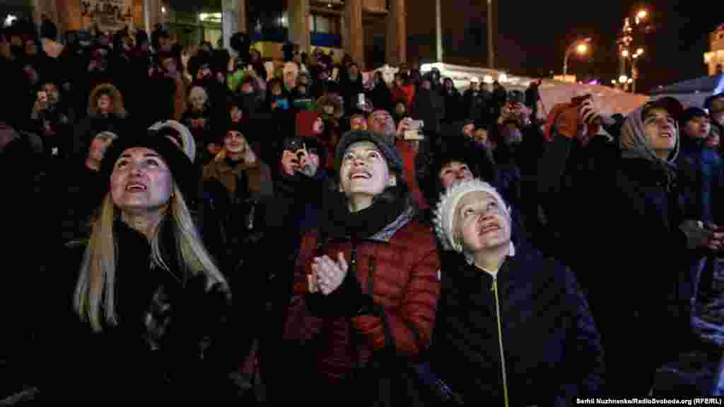 Люди радіють запаленню світильника &ndash; менори