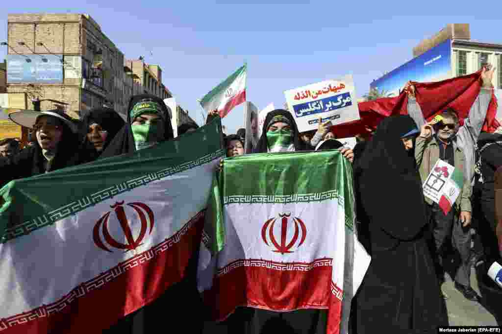 Iranke marširaju sa državnom zastavom na antivladinom protestu, u gradu Avaz, u jugozapadnom Iranu, 3. januara 2018.