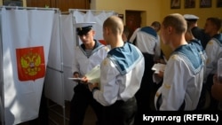 На избирательном участке в аннексированном Россией Крыму. 