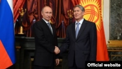 Russia's Vladimir Putin (left) and Kyrgyzstan's Almazbek Atambaev meeting in December 2013