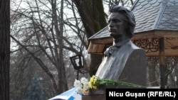 Bustul lui Mihai Eminescu la Chișinău