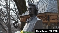 Bustul lui Mihai Eminescu, pe Aleea Clasicilor din Chișinău